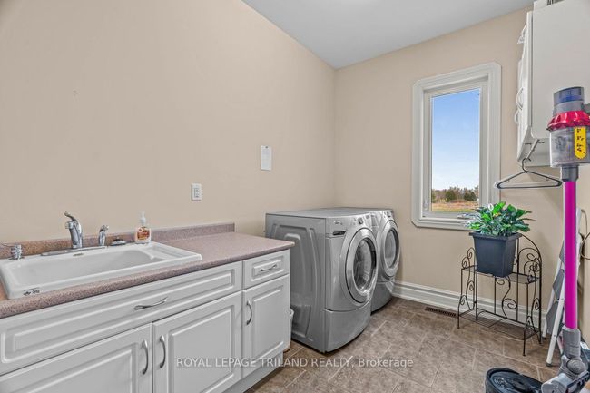 9416 Hickory Dr, House other with 3 bedrooms, 4 bathrooms and 10 parking in Strathroy ON | Image 17