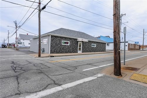 77 Main Rd, Tiverton, RI, 02878-1122 | Card Image