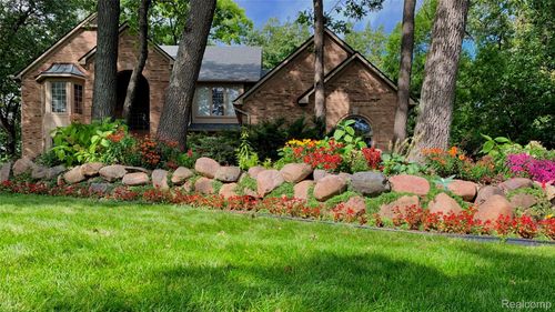 8110 High Point Trl, White Lake, MI, 48386-3544 | Card Image