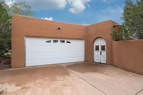 689 Gonzales Rd, Santa Fe, NM, 87501-6190 | Card Image