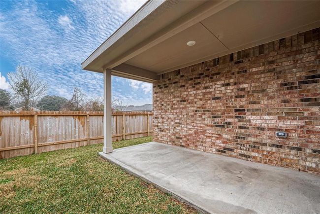 23 Green Briar Loop, House other with 3 bedrooms, 2 bathrooms and 2 parking in Angleton TX | Image 4