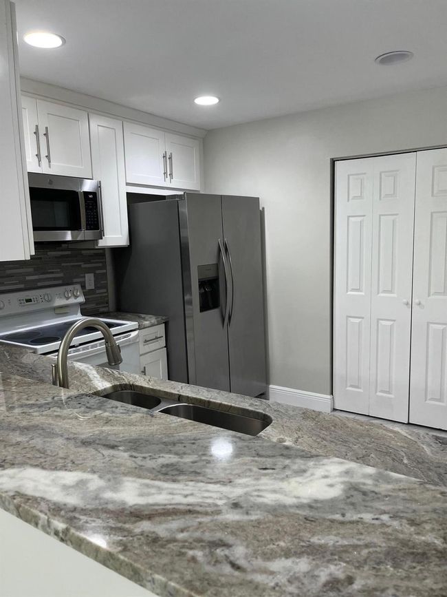 9826 Kamena Cir, Condo with 3 bedrooms, 3 bathrooms and null parking in Boynton Beach FL | Image 9