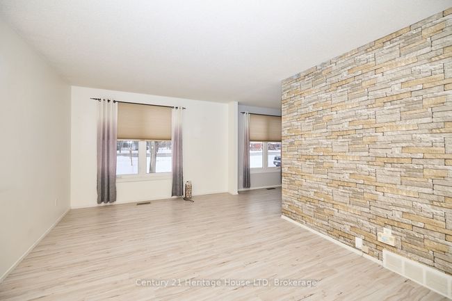 1383 Garrison Rd, House other with 3 bedrooms, 2 bathrooms and 8 parking in Fort Erie ON | Image 7