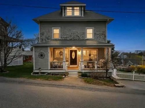 28 Western Ave, Hull, MA, 02045-1102 | Card Image