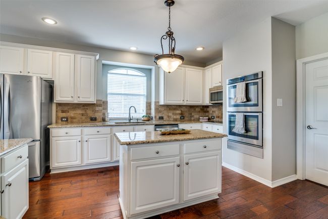 Double ovens, a flat cooktop, granite countertops....cooking can be fun! | Image 14