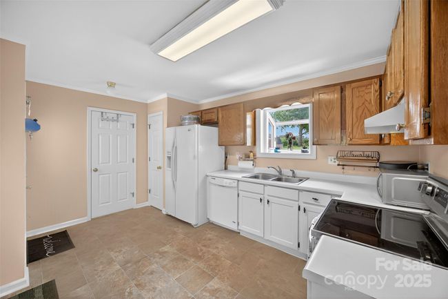 Kitchen | Image 12
