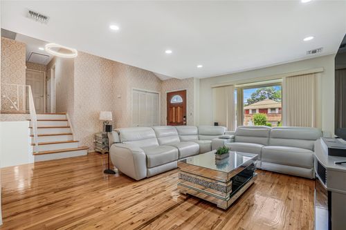 3 Lourae Dr, Massapequa Park, NY, 11762-1124 | Card Image