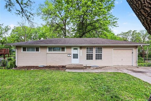 5324 Hunter St, Raytown, MO, 64133-2735 | Card Image