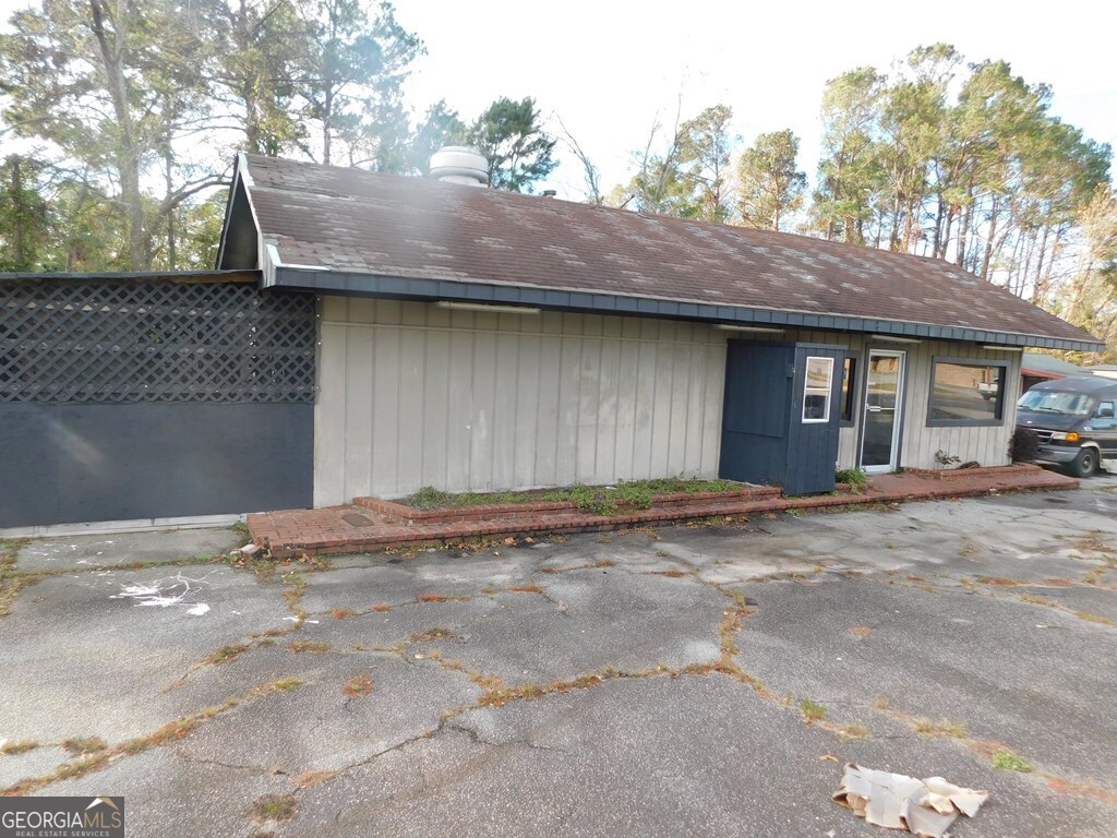 211 Duval St, Claxton, GA 30417-2031