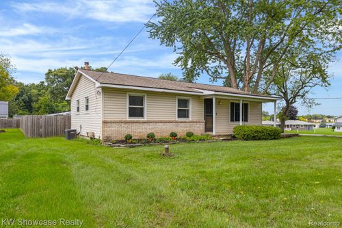 2755 Willow Ln, Highland, MI, 48356-2241 | Card Image