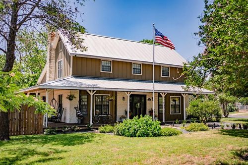 611 Burbank St, Fredericksburg, TX, 78624-2672 | Card Image