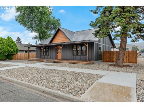 1004 Walnut St, Baker City, OR, 97814-4554 | Card Image