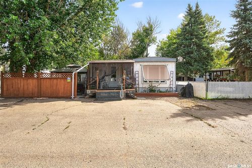 #B19 1455 9 Th Ave Ne, House with 2 bedrooms, 1 bathrooms and 2 parking in Moose Jaw SK | Card Image