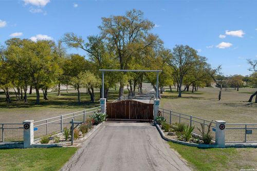 521 Bluff Creek Rd, Center Point, TX, 78010-5419 | Card Image