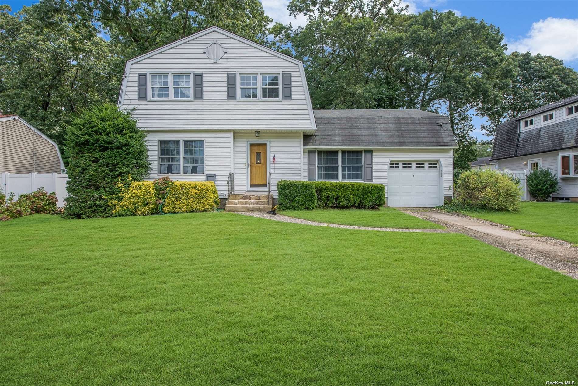 Brandy Ln, Lake Grove, NY 11755