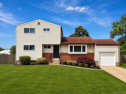 5 Zane Ct, Brentwood, NY, 11717-8009 | Card Image