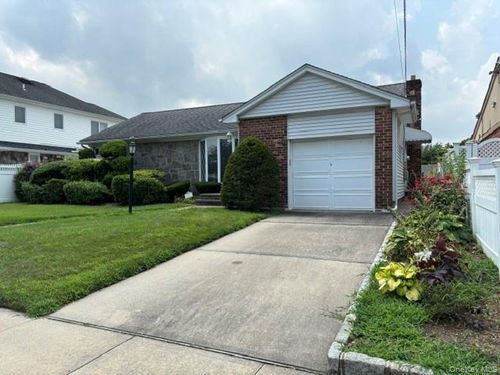 707 Benris Ave, Franklin Square, NY, 11010-4231 | Card Image