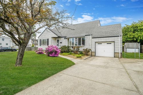 75 Barnum St, West Babylon, NY, 11704-2843 | Card Image