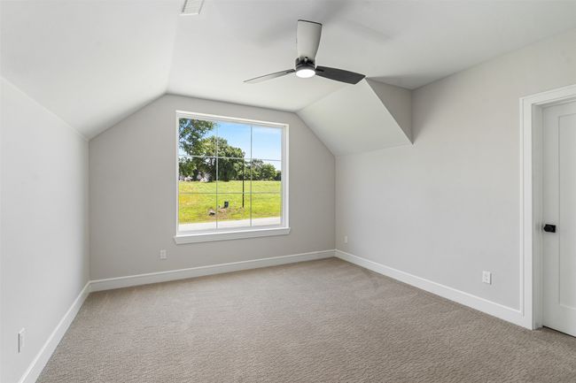 King bed + sitting area or multiple bunks | Image 29