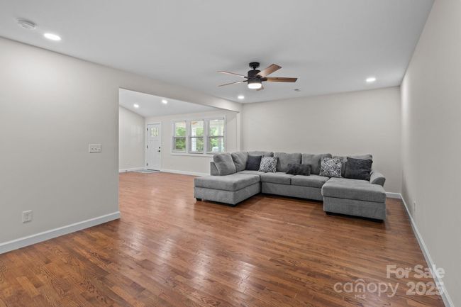 Large living room | Image 8