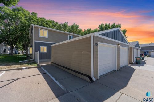 1210 S Bridgeport Pl Place, Sioux Falls, SD, 57106-3464 | Card Image
