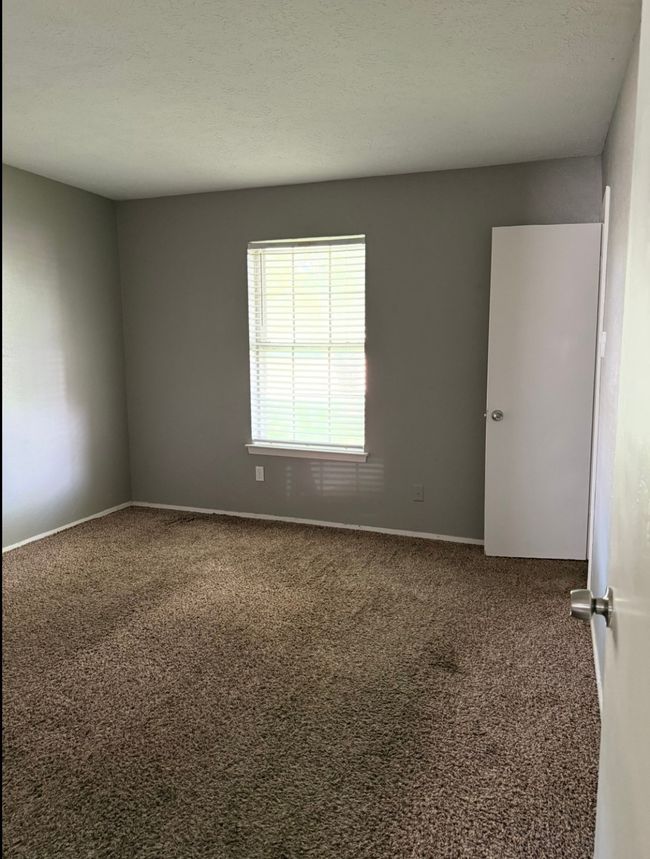 Spare room with carpet floors and baseboards | Image 20