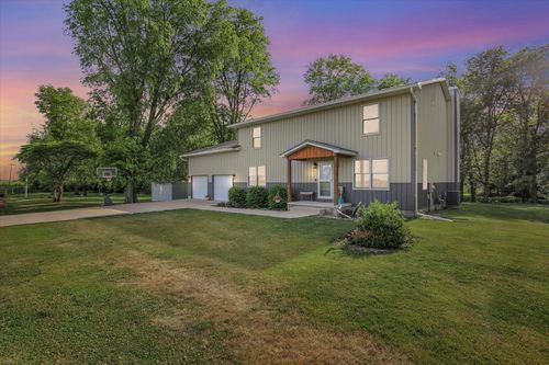 8909 N 2300 East Rd, Fairbury, IL, 61739-8805 | Card Image