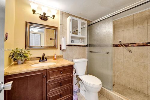 422-1000 Colony Point Cir, Pembroke Pines, FL, 33026-2937 | Card Image