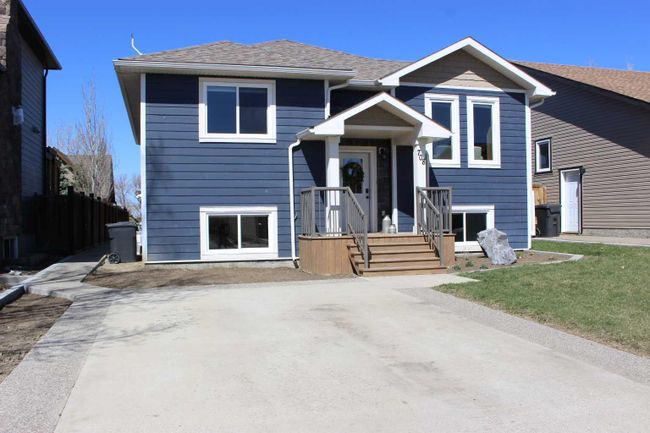 708 Northridge Avenue, Home with 5 bedrooms, 2 bathrooms and 4 parking in Picture Butte AB | Image 1