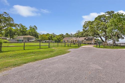 111 S 8th St, Highlands, TX, 77562-3655 | Card Image