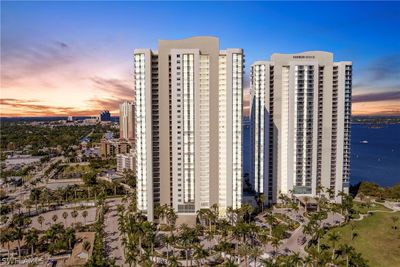 2502 - 3000 Oasis Grand Boulevard, Condo with 2 bedrooms, 2 bathrooms and null parking in Fort Myers FL | Image 2