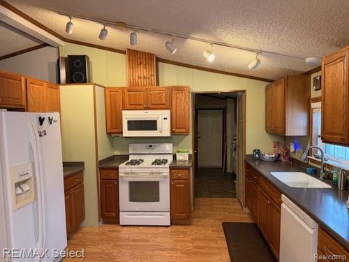 11061 Main Rd, Fenton, MI, 48430-9717 | Card Image