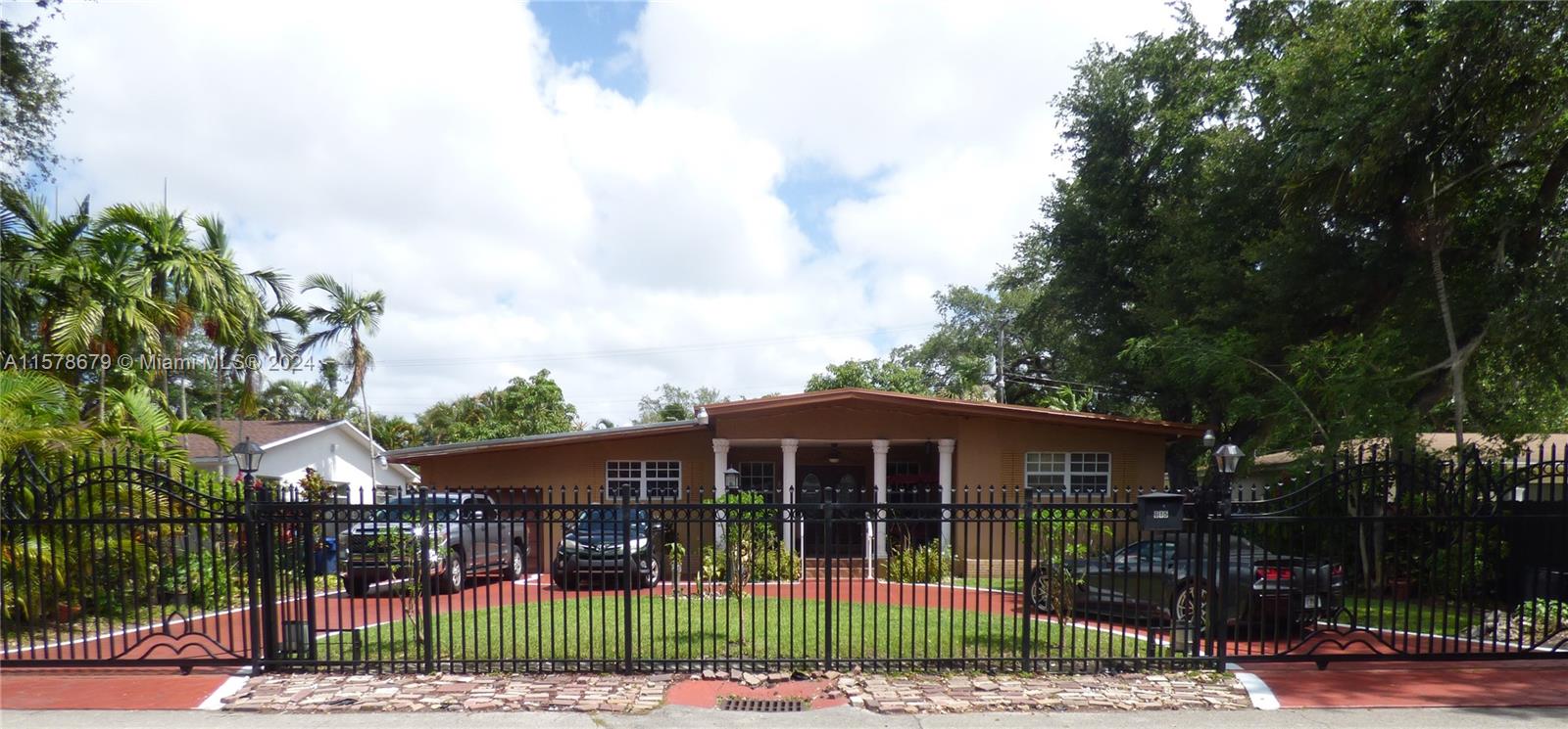 164th St, Miami, FL 33162