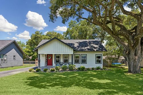 705 4th St, Sealy, TX, 77474-2619 | Card Image