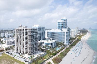 1402 - 6767 Collins Ave, Condo with 3 bedrooms, 3 bathrooms and null parking in Miami Beach FL | Image 3