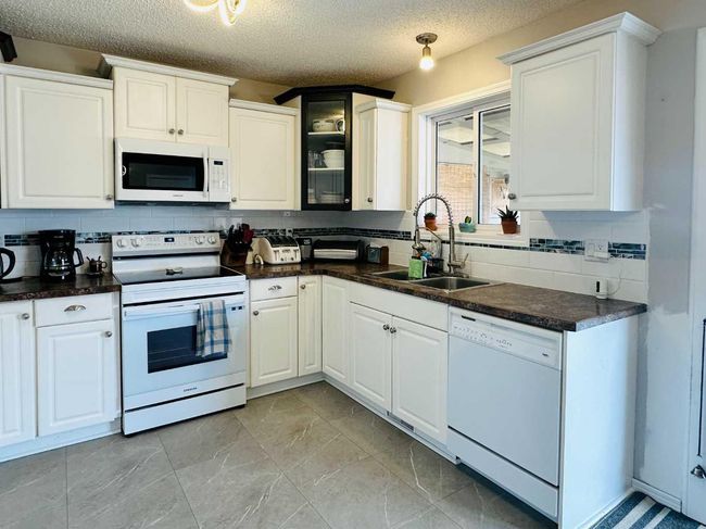 5615 46 Street, House other with 4 bedrooms, 3 bathrooms and 5 parking in Taber AB | Image 11