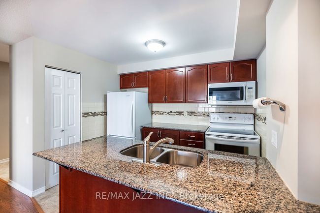 303 - 61 Clarington Blvd, Condo with 2 bedrooms, 1 bathrooms and 1 parking in Clarington ON | Image 11