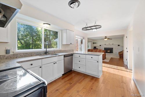 3801 Glen Hills Dr, Hartland, MI, 48353-1103 | Card Image