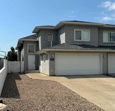 513 Vista Dr Se, Home with 4 bedrooms, 3 bathrooms and 3 parking in Medicine Hat AB | Image 2