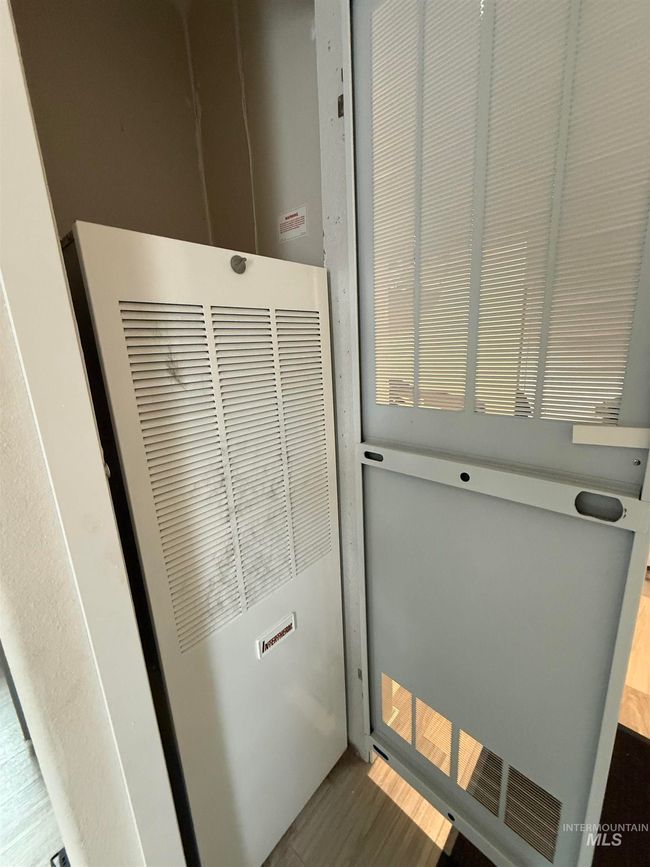 Detailed view of a heating unit | Image 12