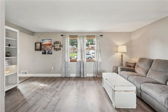 1515 Barry Dr, House other with 4 bedrooms, 3 bathrooms and 1 parking in Irwin PA | Image 6