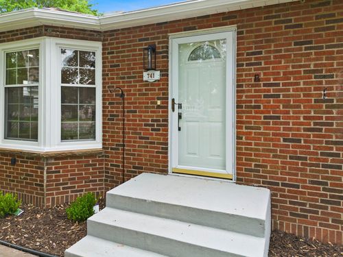 741 Roselawn Ave E, Maplewood, MN, 55117-2243 | Card Image