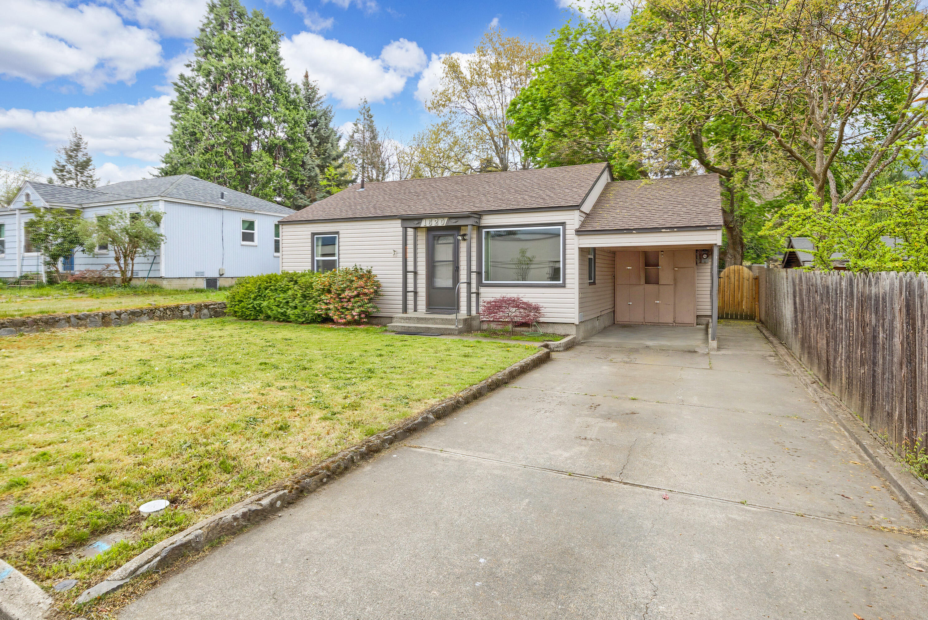 Homes Ave, Ashland, OR 97520