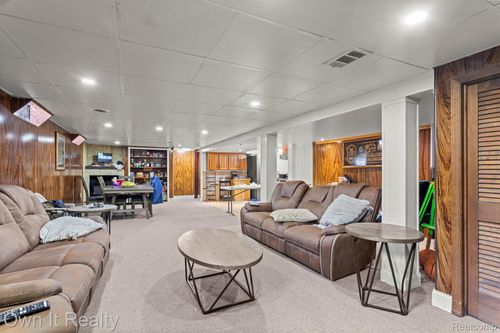 6426 Highview St, Dearborn Heights, MI, 48127-2127 | Card Image