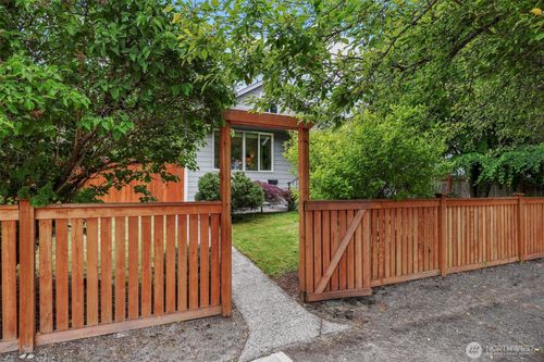 9256 Densmore Avenue N, Seattle, WA, 98103 | Card Image