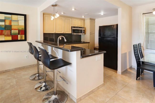APT-403 - 220 Kings Point Dr, Condo with 1 bedrooms, 1 bathrooms and null parking in Sunny Isles Beach FL | Image 10