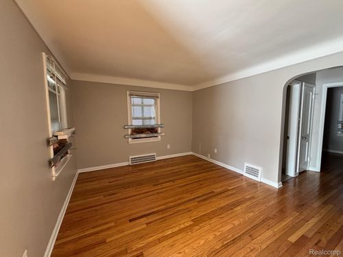 19381 Kenosha St, Harper Woods, MI, 48225-2133 | Card Image