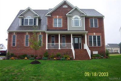 View of front of house with a front lawn and covered porch | Image 1