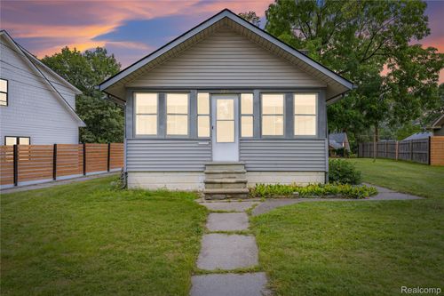 328 Romeo Rd, Rochester, MI, 48307-1560 | Card Image