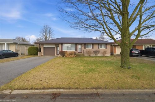 405 Adams Ave, Delhi, ON, N4B2Y8 | Card Image